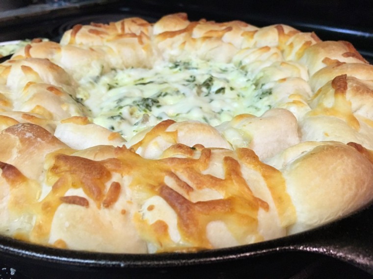 Skillet Pull Apart Bread with Spinach and Artichoke Dip | A Splash of Love |